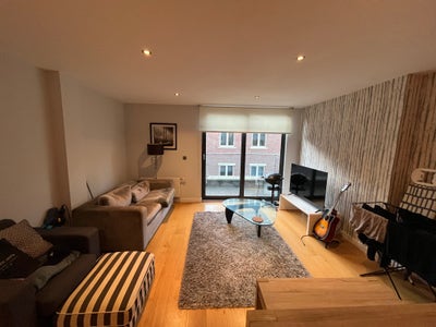 Modern 2-Bed Flat with Balcony Views  Main Photo