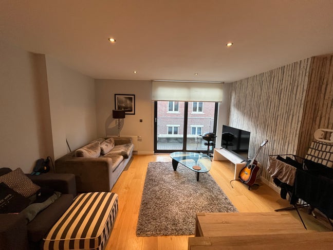 Modern 2-Bed Flat with Balcony Views  Main Photo