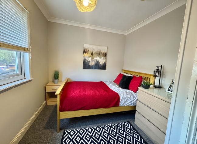 Lovely Double Room close to Hospital / Town centre Main Photo
