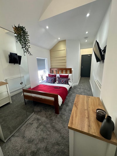 Renovated Double  Room to the Town Centre! Main Photo
