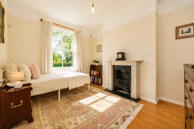 Spacious single room in Kensal Green family home Main Photo