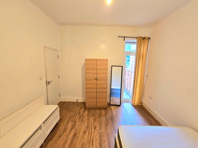Massive Room Inc All Bills. Ref N3 2AS Main Photo