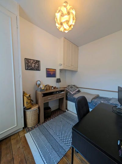Very large bright single room with storage Main Photo