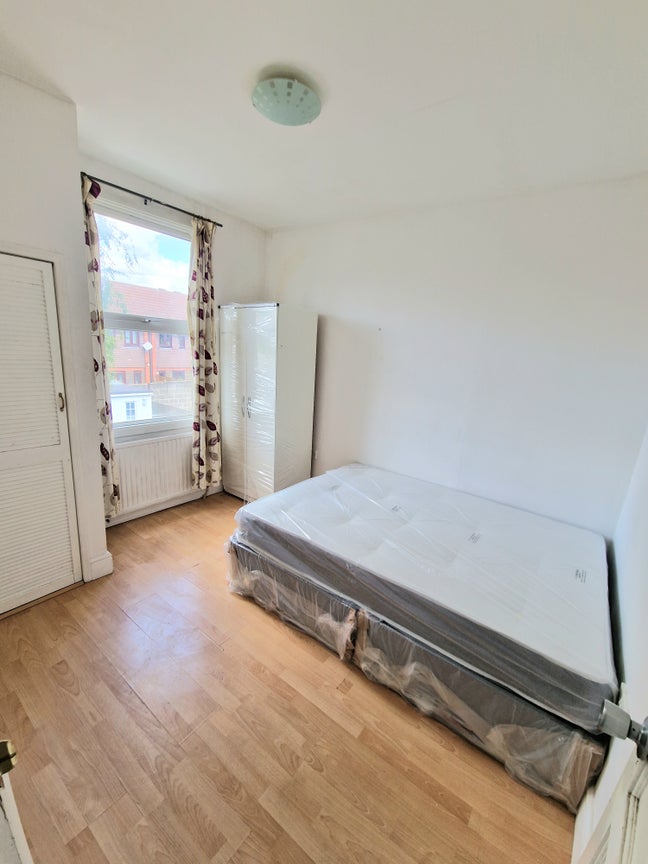 Lovely Double Room Inc All Bills. Ref E15 1LS Main Photo