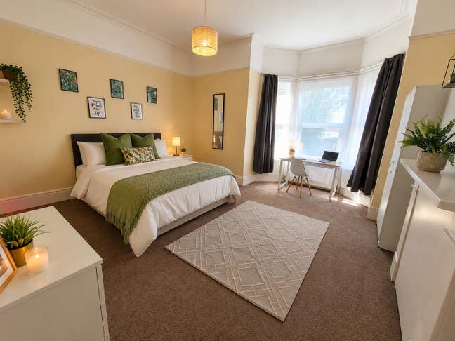 1 Large Double Room • No Deposit Option (24Lr) Main Photo
