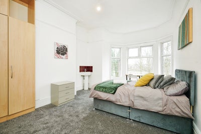 Extra large double room close to Train station Main Photo