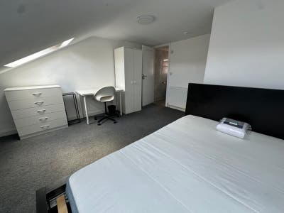 Double Room with en-suite to Let Stratford E15 Main Photo