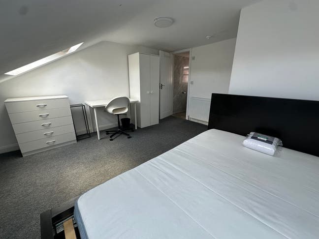 Double Room with en-suite to Let Stratford E15 Main Photo