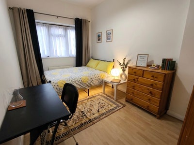 Large Double Room to Rent in E14 Main Photo