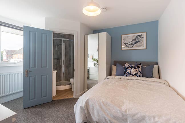 Newly refurbed double room & ensuite, WiFi ... Main Photo