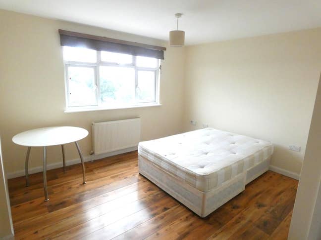 Luxury studio flat, High Street Barkingside, IG6 Main Photo