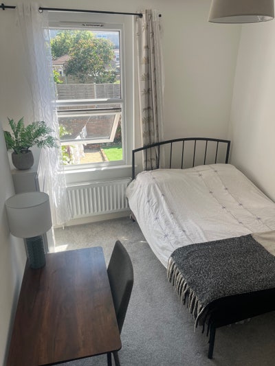 Sunny double room in quiet house  Main Photo