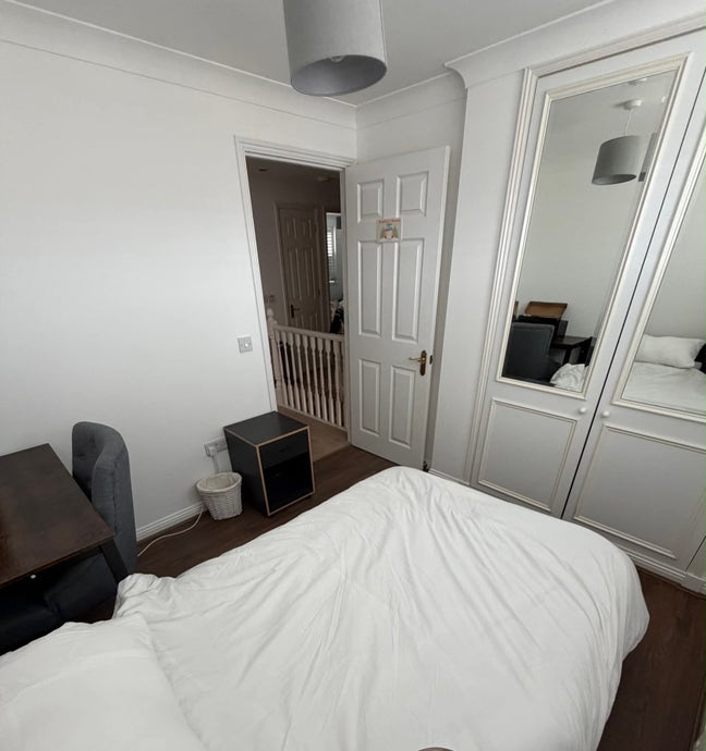 New decorated & furnished room nr transport links! Main Photo