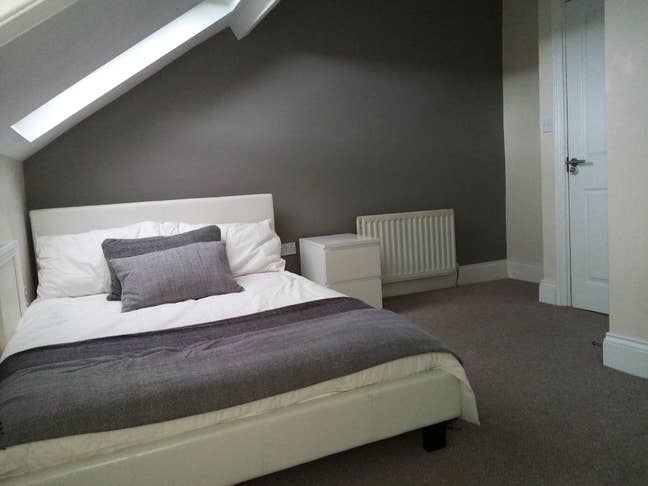 Two Double En Suite Rooms in Centre of Heaton Main Photo