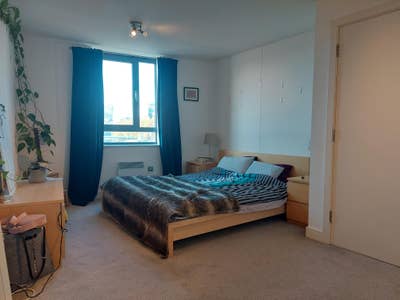 Bright and Airy 2 Bed/ 2 Bath in Wapping Main Photo