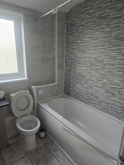 Bright single room close to centre MK Main Photo
