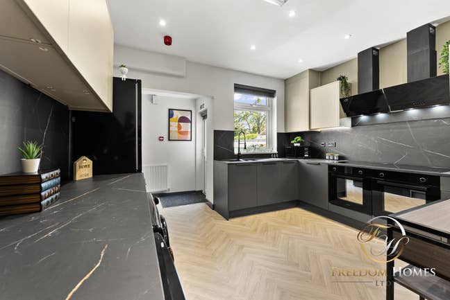  Luxury Living On Chandos Street Main Photo