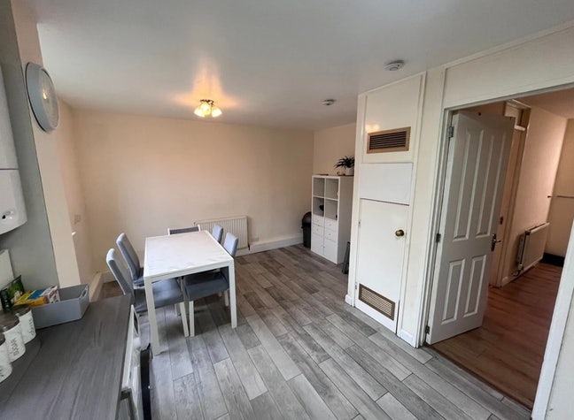 Two lovely small double rooms in clean flat Main Photo