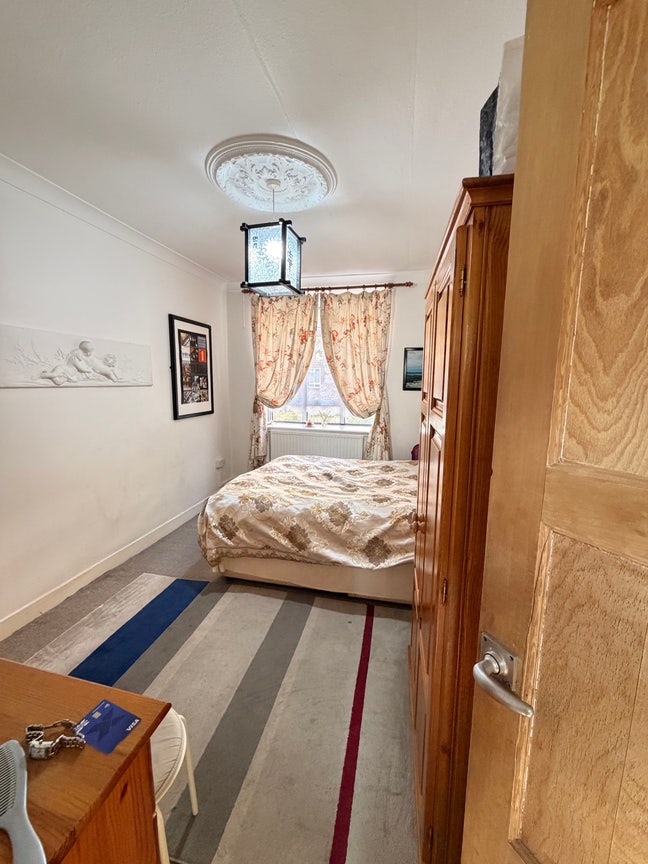 Large Double room near Westfield  Main Photo