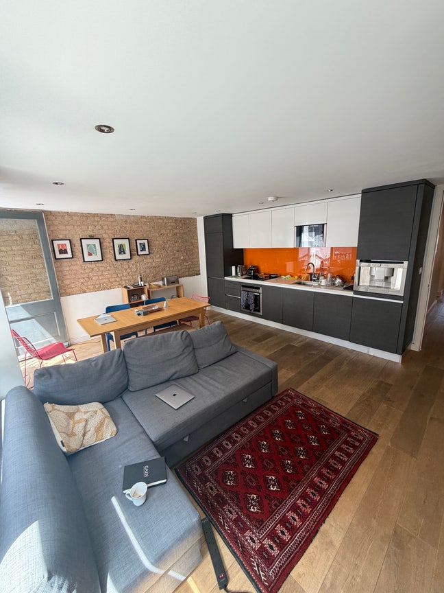 Room with a bathroom (not en suit)in a modern flat Main Photo