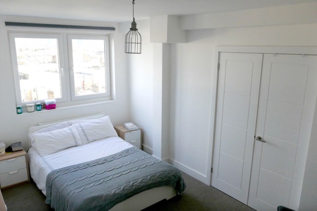 Large Double Room with Walk-In Wardrobe Main Photo