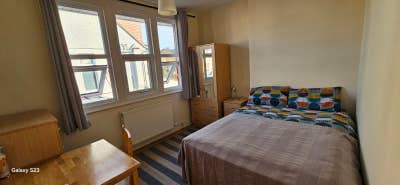 Clean, spacious house close to tube, buses, shops  Main Photo