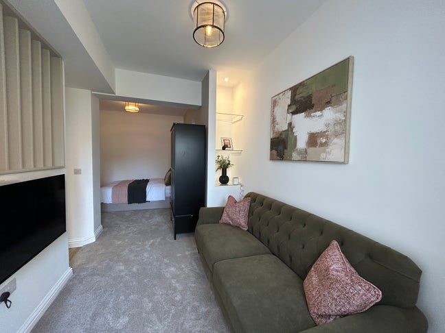Stunning Renovated Studio in Rushden - Furnished Main Photo