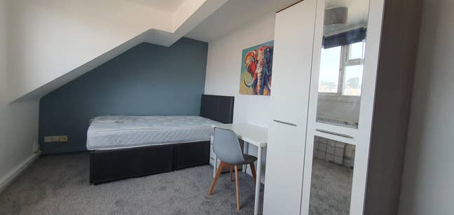 Great room, near town & trains Main Photo