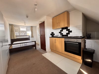 Loft Studio 5-10 Mins Walk to Hounslow East  Main Photo