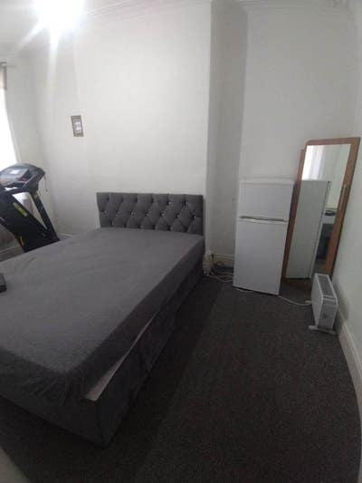 Double Room is available for rent in - M9 4LS Main Photo