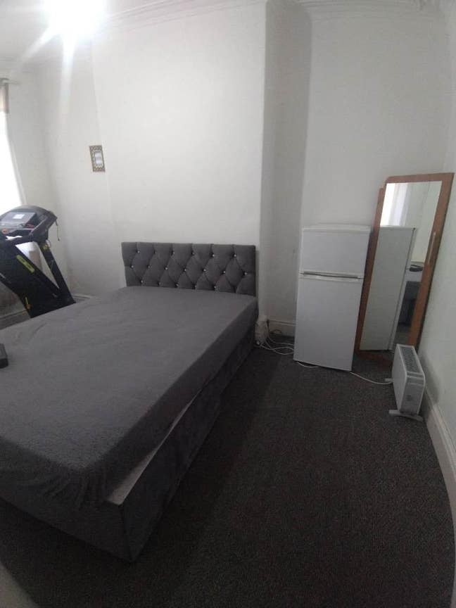 Double Room is available for rent in - M9 4LS Main Photo