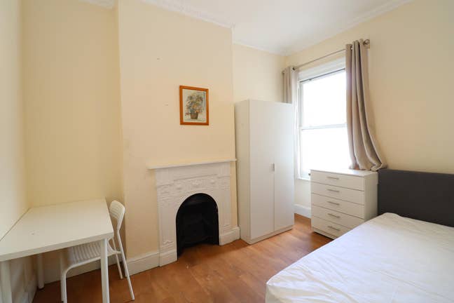 ENGLISH-Style Double Room in Harrow-on-the-Hill Main Photo