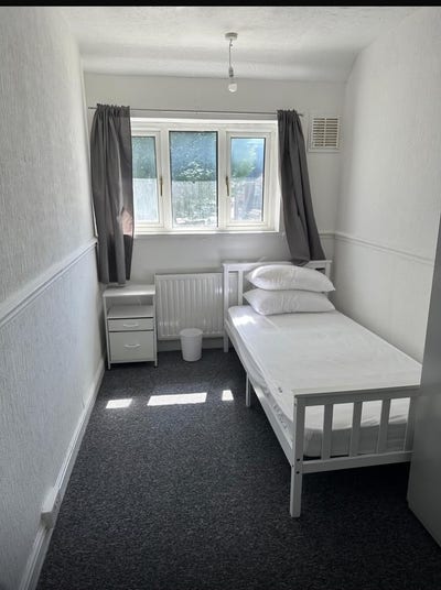 Beautiful Furnished Rooms-IG11 0NW Main Photo