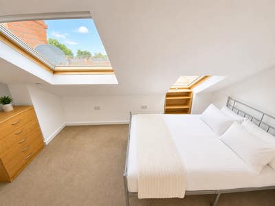 🔑 Room in RG6! Great Location Main Photo