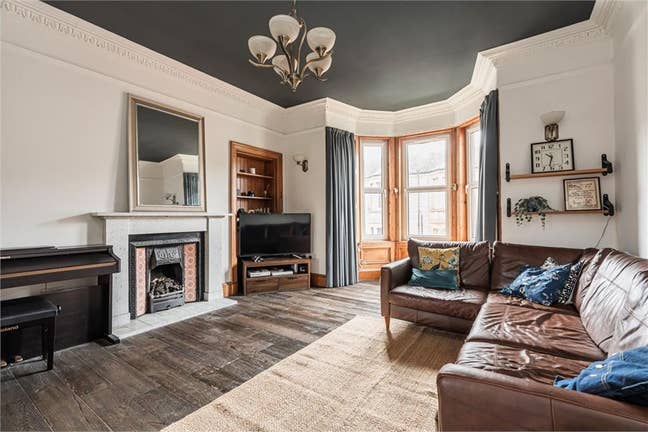 Family home with 2 double bedrooms available  Main Photo