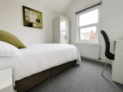 Great Double Room near Reading West Main Photo