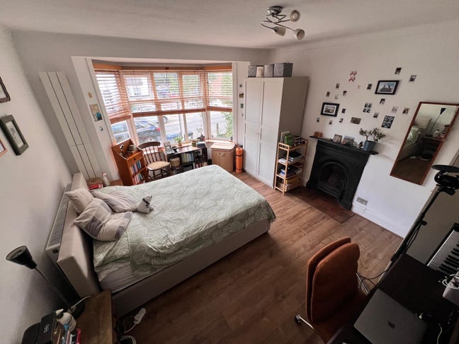 Big double in Hendon w/Garden + Free Parking! Main Photo