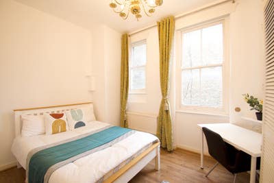 Move-In Ready Room with Fast Transport Links Main Photo