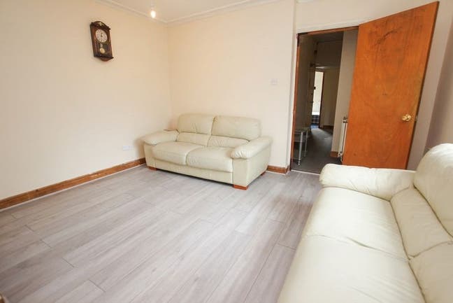Three Bedroom Furnished Flat in Central Reading Main Photo