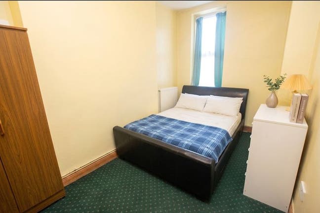 Three Bedroom Furnished Flat in Central Reading Main Photo