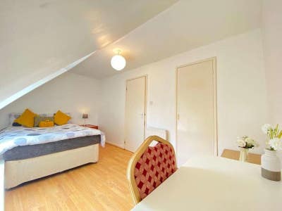 Beautiful Double Room | Move-In Ready | E14 Main Photo
