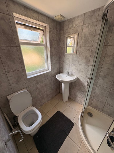 Double bedroom en-suite in Mitcham  Main Photo