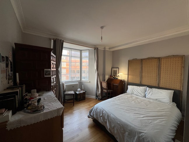 Lovely bright double room in Swiss Cottage Flat  Main Photo
