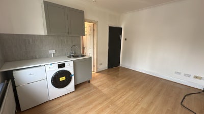 Furnished studio flat to rent in Cricklewood (NW2) Main Photo