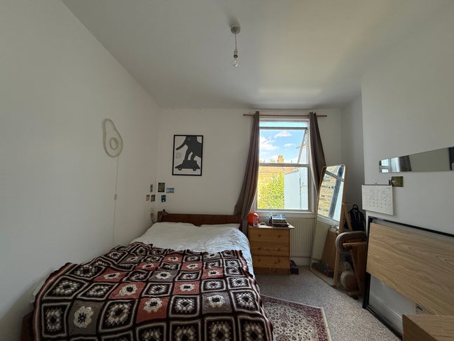 Double room available in bright and spacious flat Main Photo