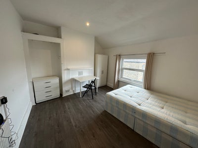 Double Room Clean Flat Close to Circle Line  Main Photo