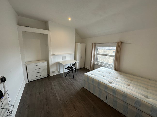 Double Room Clean Flat Close to Circle Line  Main Photo