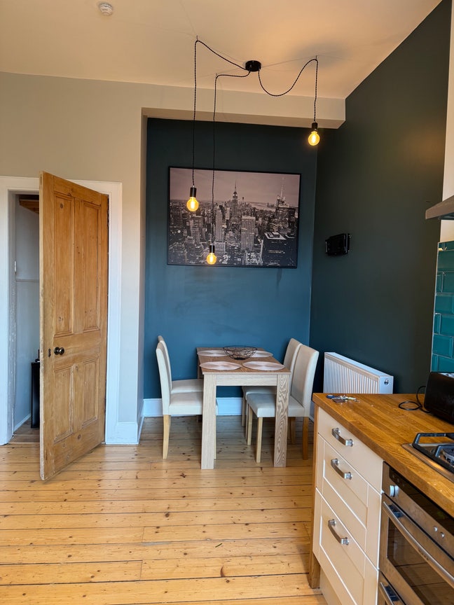 Spare room in 2 bed flat in Morningside  Main Photo