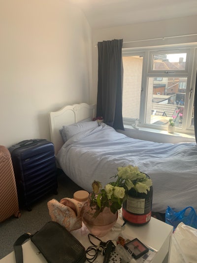 Lovely single Room available-Ideal for one person. Main Photo