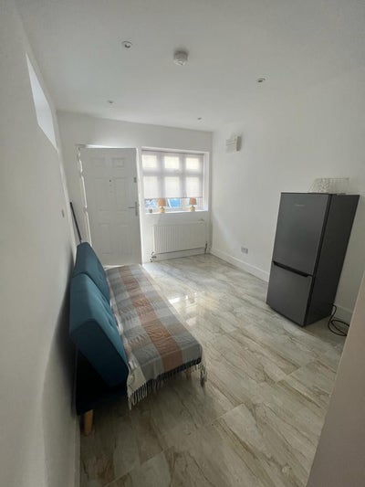 Private Studio Flat Available in HA0 1BW Main Photo